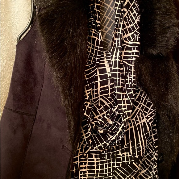 Sleeveless. Black and White. Soft flowy blouse by Kenneth Cole Reaction. Size M. - Picture 5 of 5